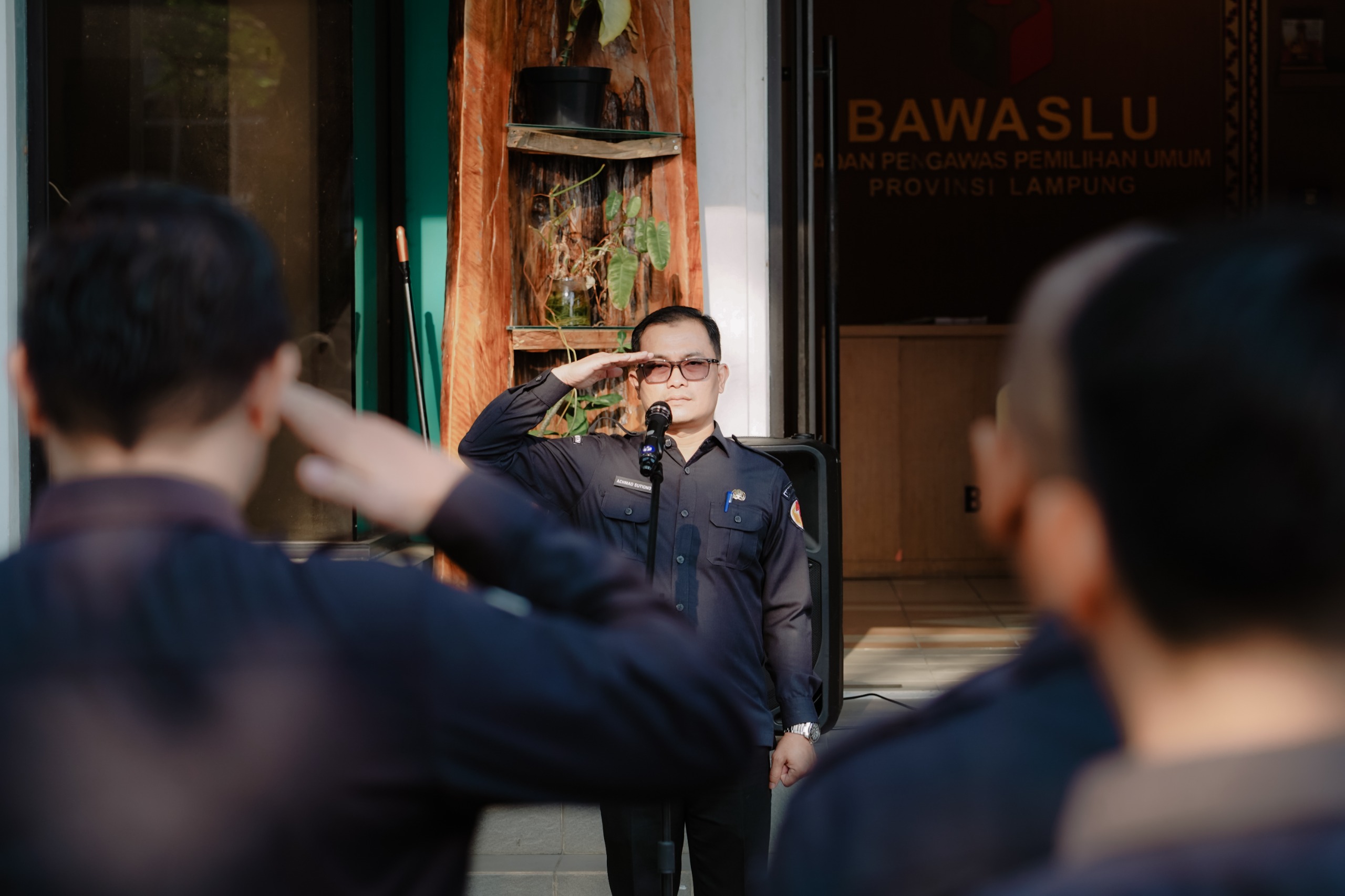Bawaslu Provinsi Lampung menggelar Apel Senin Pagi bagi jajaran Sekretariat Bawaslu Provinsi Lampung di halaman Kantor Bawaslu Provinsi Lampung, Senin (13/07).