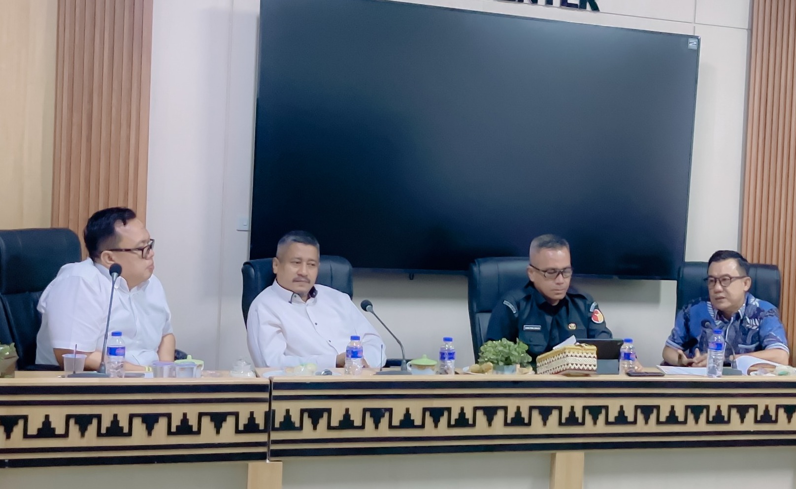 Bawaslu Provinsi Lampung terus menunjukkan komitmennya dalam mendukung penguatan kapasitas generasi muda di bidang kepemiluan. Salah satu upaya tersebut diwujudkan melalui koordinasi bersama Fakultas Syariah UIN Raden Intan Lampung dalam rangka persiapan mengikuti tahapan seleksi Kompetisi Debat Penegakan Hukum Pemilu VI Tahun 2026 yang diselenggarakan oleh Bawaslu RI. Kegiatan tersebut berlangsung di Kantor Bawaslu Provinsi Lampung, Senin (13/07).