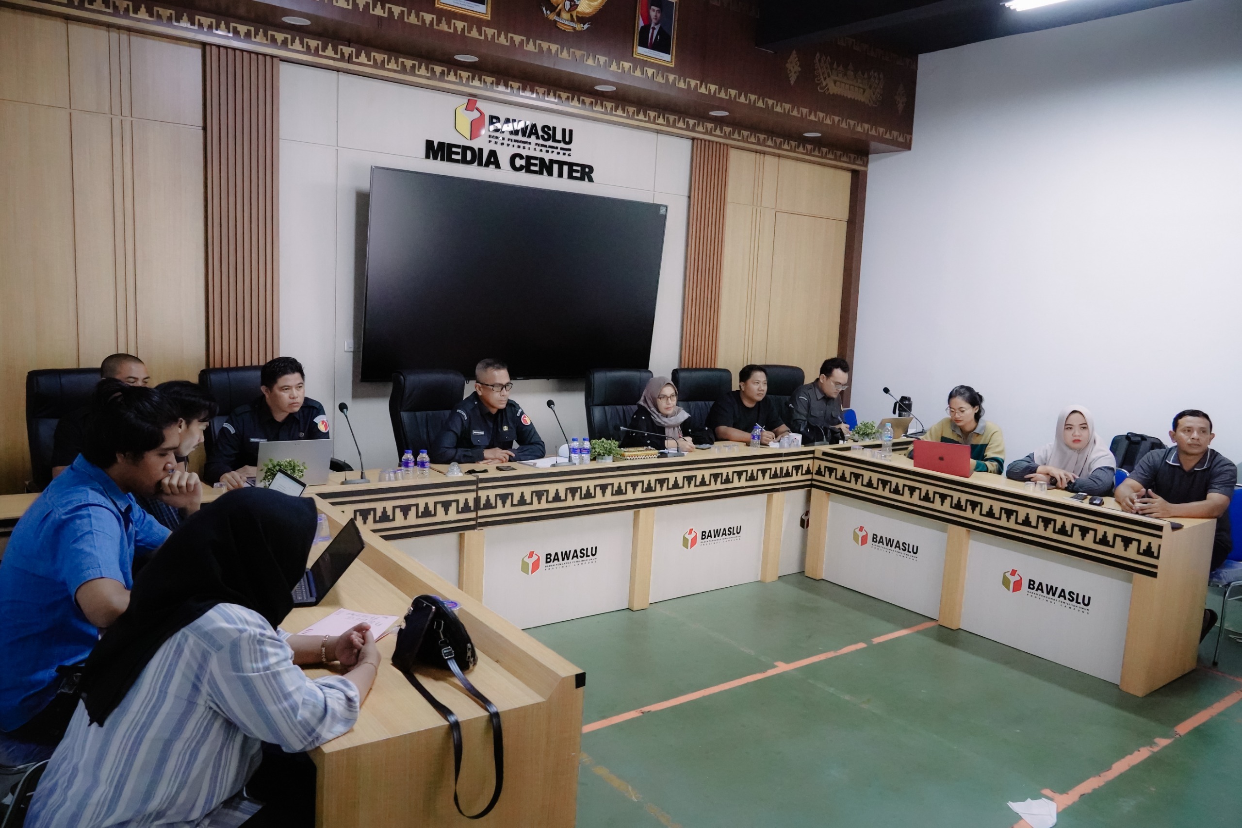 Bawaslu Provinsi Lampung terus memperkuat komitmennya dalam mendukung peningkatan kapasitas generasi muda, khususnya di bidang kepemiluan dan penegakan hukum pemilu. Komitmen tersebut diwujudkan melalui koordinasi bersama Tim Debat Fakultas Hukum Universitas Bandar Lampung (UBL) dalam rangka persiapan mengikuti tahapan seleksi Kompetisi Debat Penegakan Hukum Pemilu VI Tahun 2026 yang diselenggarakan oleh Bawaslu Republik Indonesia. Kegiatan koordinasi tersebut dilaksanakan di Kantor Bawaslu Provinsi Lampung