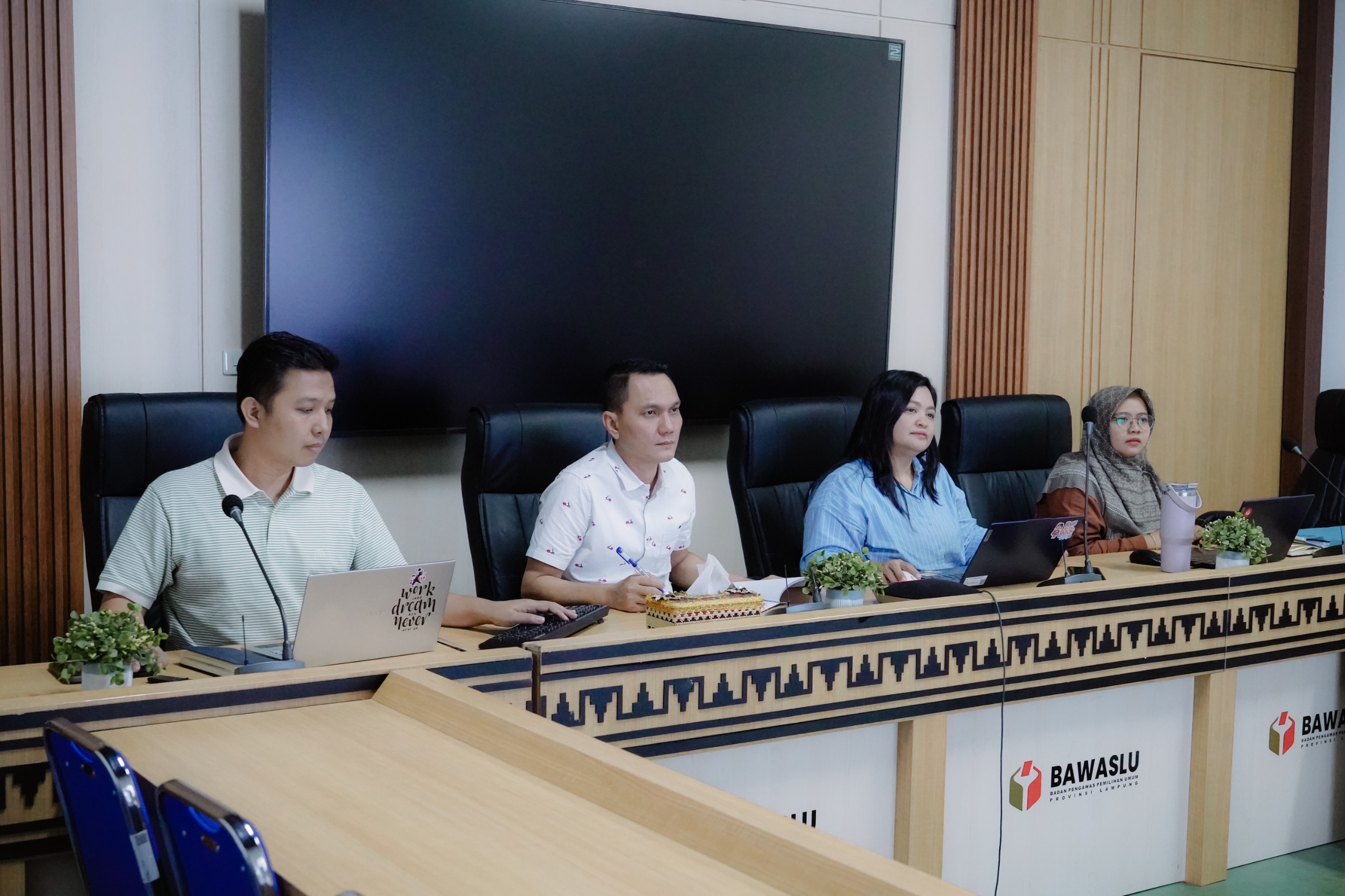 Bawaslu Provinsi Lampung menghadiri Rapat Sosialisasi Petunjuk Teknis (Juknis) Tunjangan Kinerja Pegawai Bawaslu yang diselenggarakan oleh Bawaslu Republik Indonesia secara daring melalui aplikasi Zoom Meeting, Jumat (3/7).