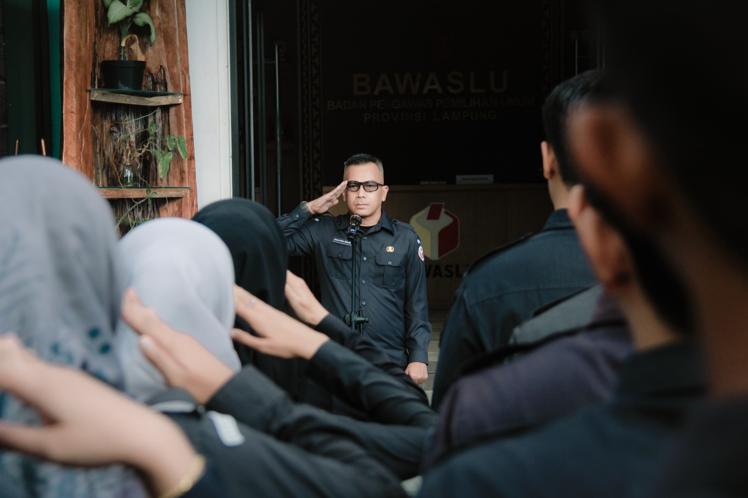 Badan Pengawas Pemilihan Umum (Bawaslu) Provinsi Lampung menggelar apel rutin di halaman Kantor Bawaslu Provinsi Lampung, Senin (6/7). 