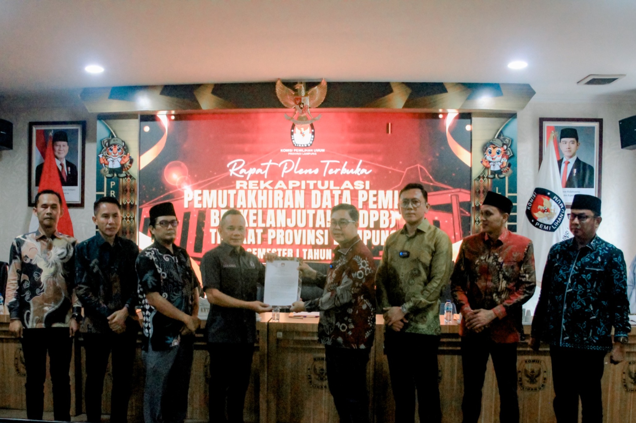 Ketua Bawaslu Provinsi Lampung Iskardo P. Panggar, Anggota Bawaslu Provinsi Lampung Hamid Badrul Munir dan Ahmad Qohar, serta Kepala Bagian Pengawasan Bawaslu Provinsi Lampung Mimi Abriyani menghadiri Rapat Pleno Terbuka Rekapitulasi Data Pemilih Berkelanjutan (PDPB) Semester I Tahun 2026 yang diselenggarakan oleh KPU Provinsi Lampung di Aula Kantor KPU Provinsi Lampung, Senin (6/7).