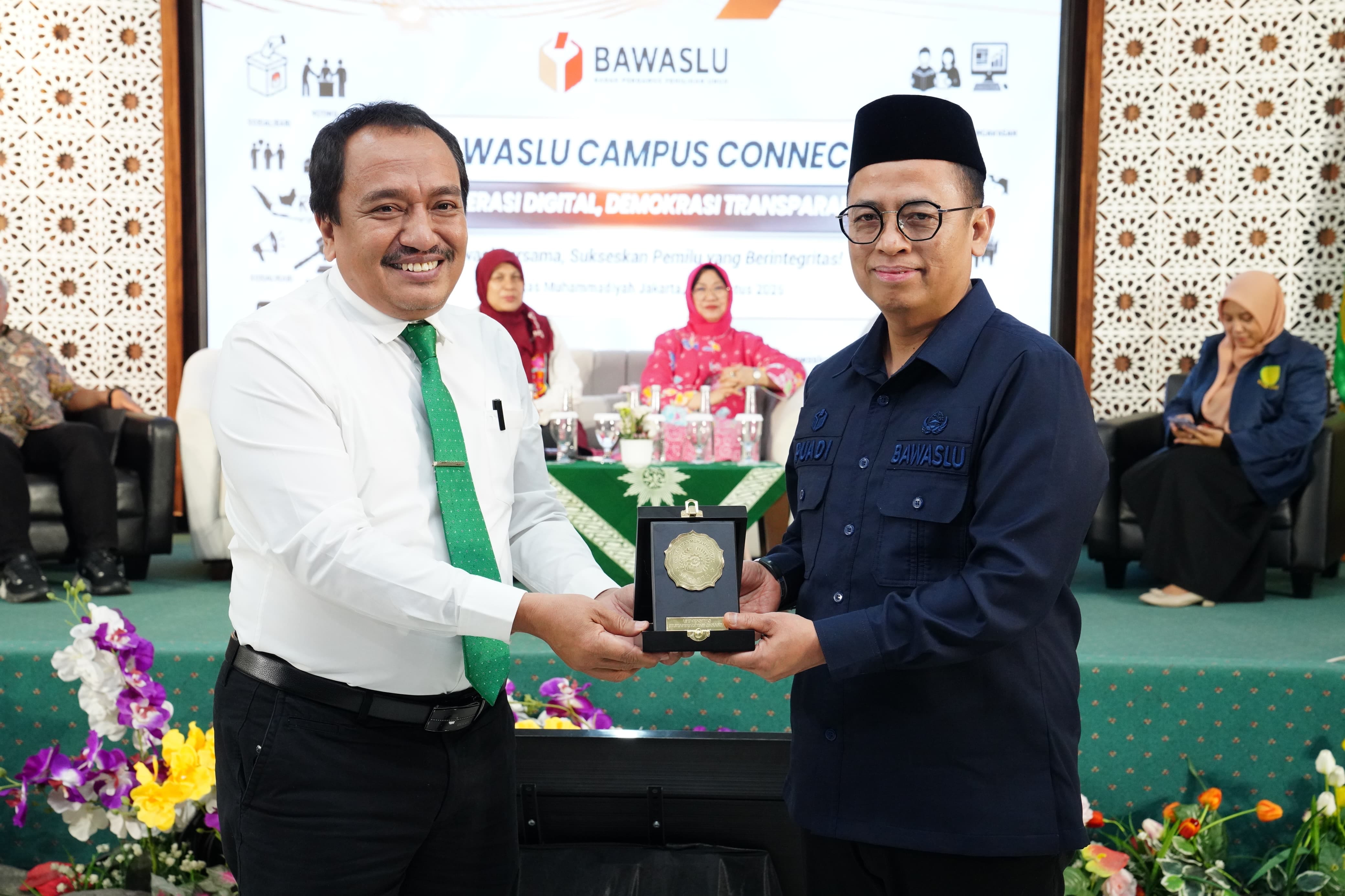 Anggota Bawaslu Puadi (kanan) saat membuka Bawaslu Campus Connect bertema Generasi Digital, Demokrasi Transparan di Universitas Muhammadiyah Jakarta, di Jakarta Rabu (12/8/2026).