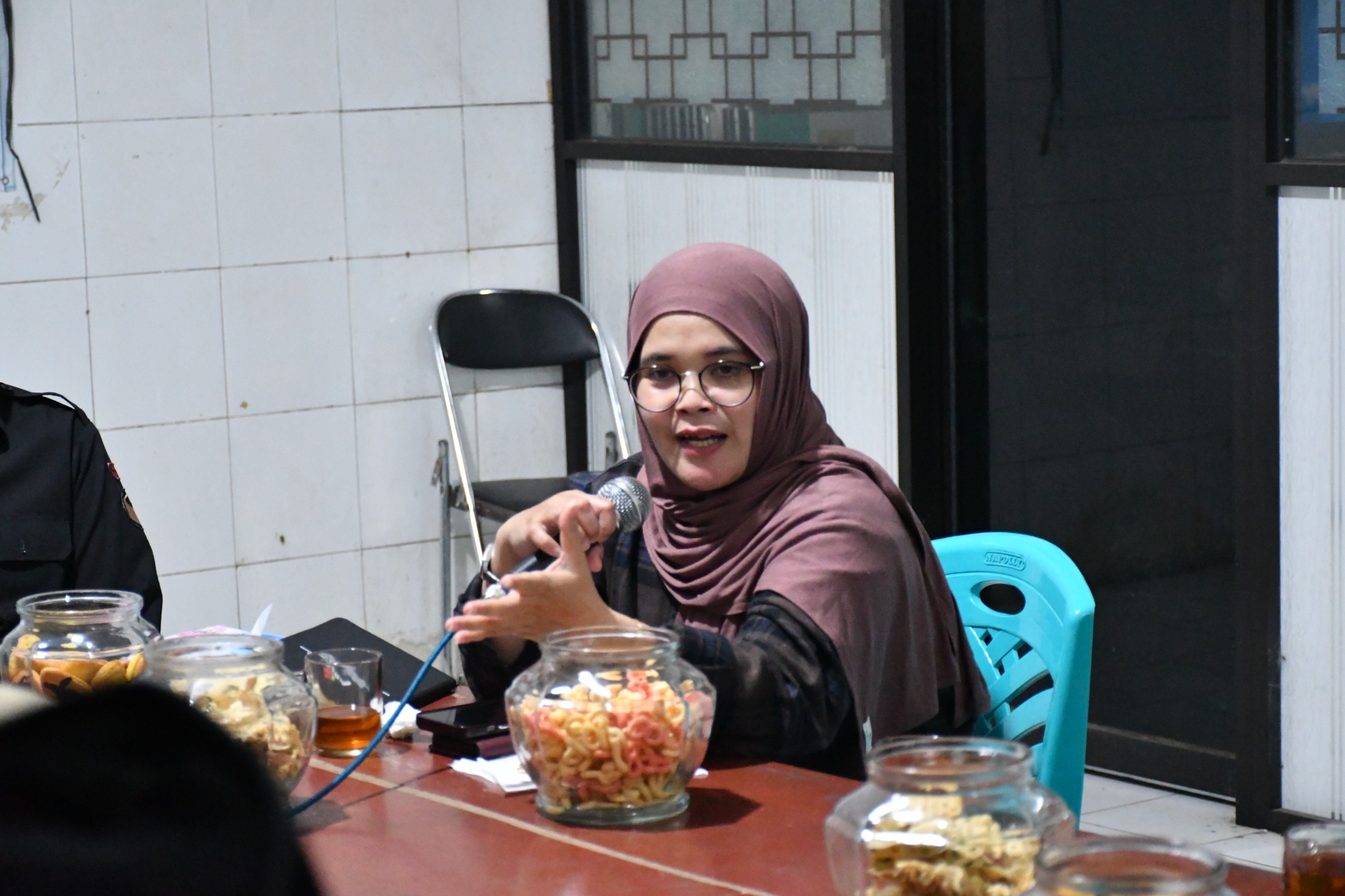 Anggota Bawaslu, Lolly Suhenty, saat mengunjungi desa antipolitik uang, Desa Sigedang, Selasa (4/8/2026).