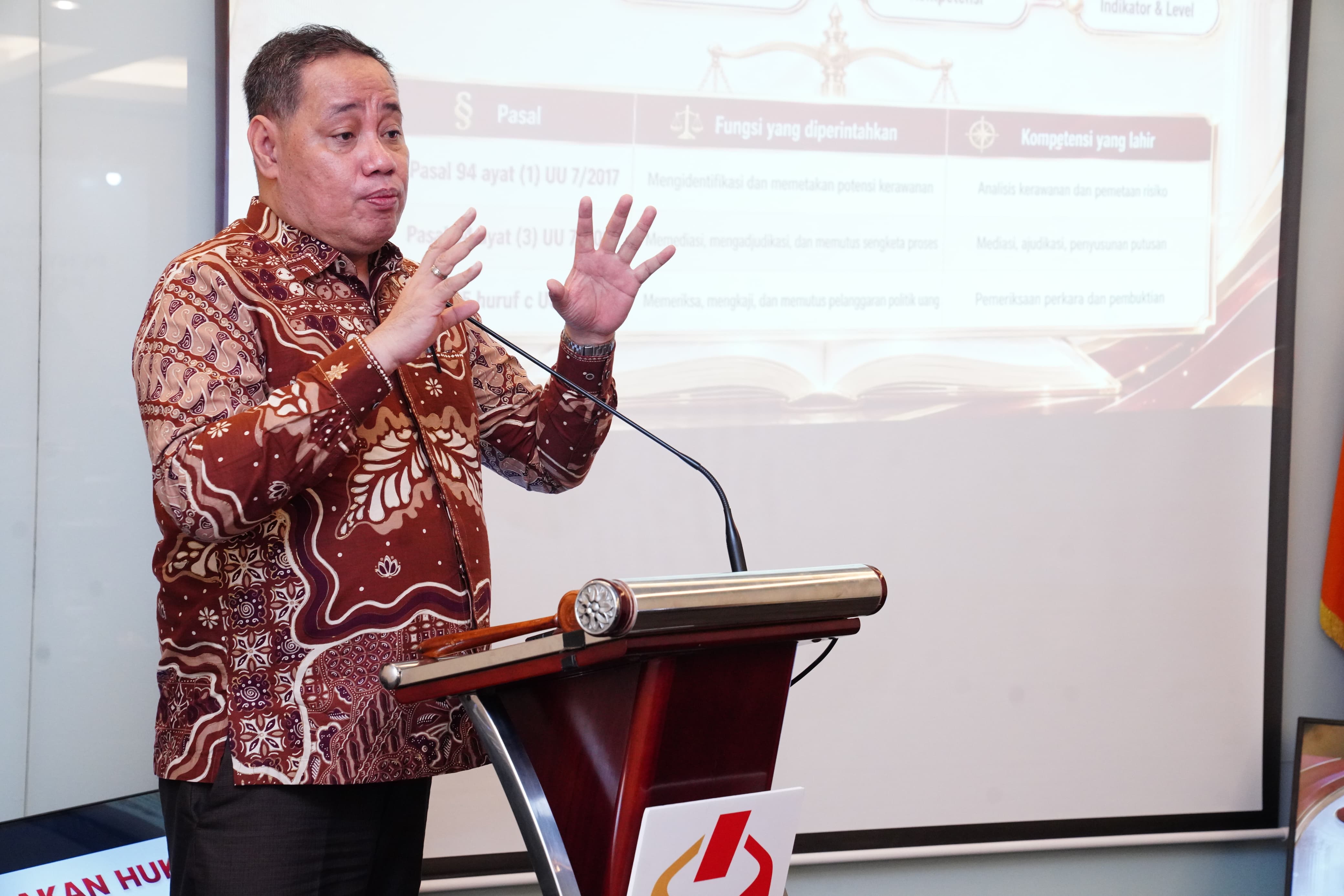 Anggota Bawaslu Herwyn JH Malonda saat membuka Rapat Penyusunan dan Perumusan Kebijakan Pengembangan Standar Kompetensi Pengawas Pemilu di Jakarta, Kamis (6/8/2026).