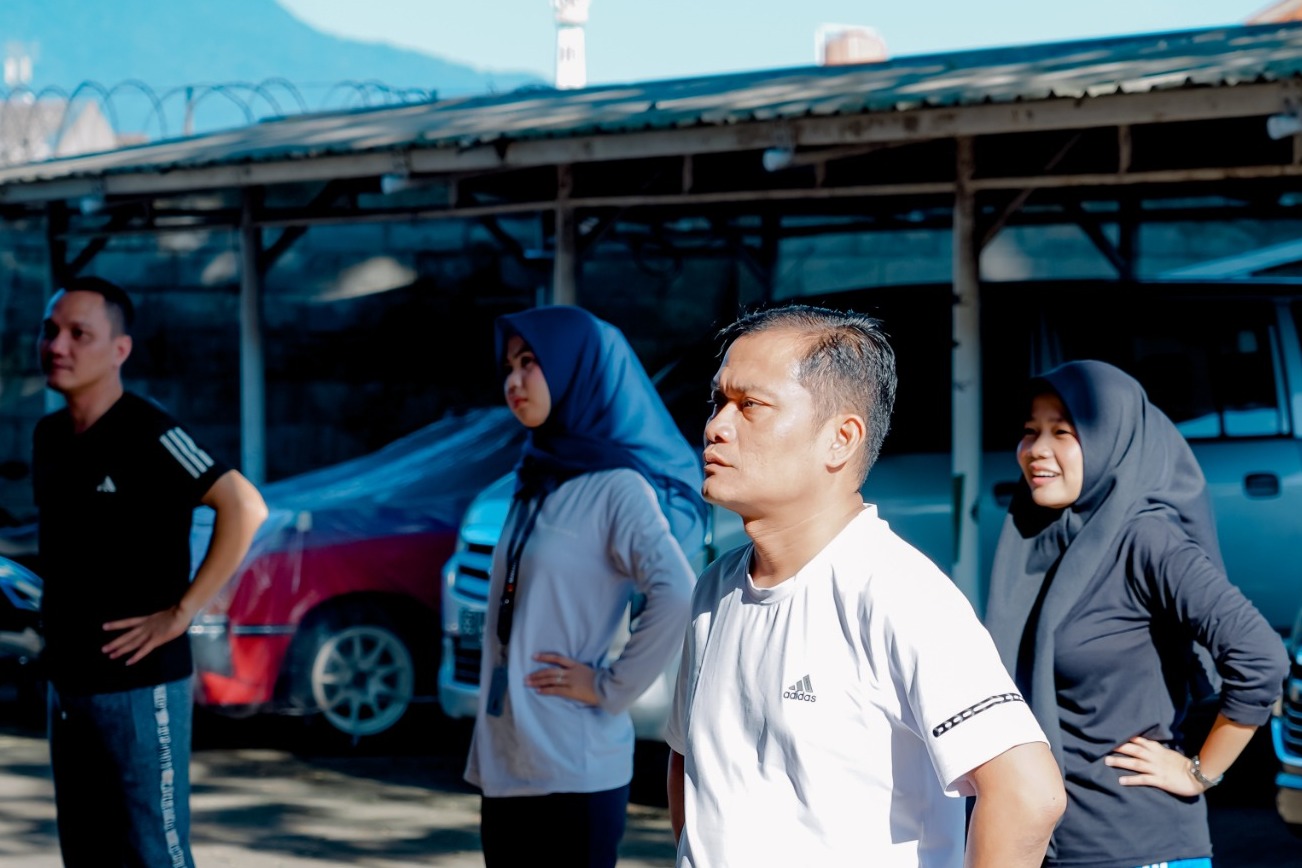 Bawaslu Provinsi Lampung menggelar kegiatan senam pagi bersama di halaman Kantor Bawaslu Provinsi Lampung, Jumat (3/7). Kegiatan yang diikuti oleh jajaran sekretariat.