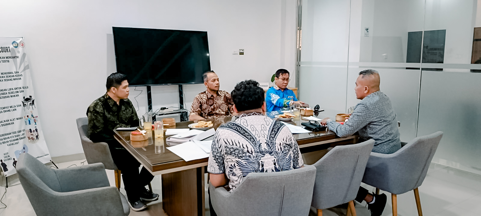 Badan Pengawas Pemilihan Umum (Bawaslu) Provinsi Lampung terus memperkuat kolaborasi dengan perguruan tinggi sebagai bagian dari upaya meningkatkan literasi demokrasi dan penguatan pengawasan partisipatif di kalangan generasi muda. Komitmen tersebut diwujudkan melalui audiensi dengan Fakultas Ilmu Sosial dan Ilmu Politik (FISIP) serta Fakultas Hukum (FH) Universitas Lampung (Unila), Kamis (2/7).