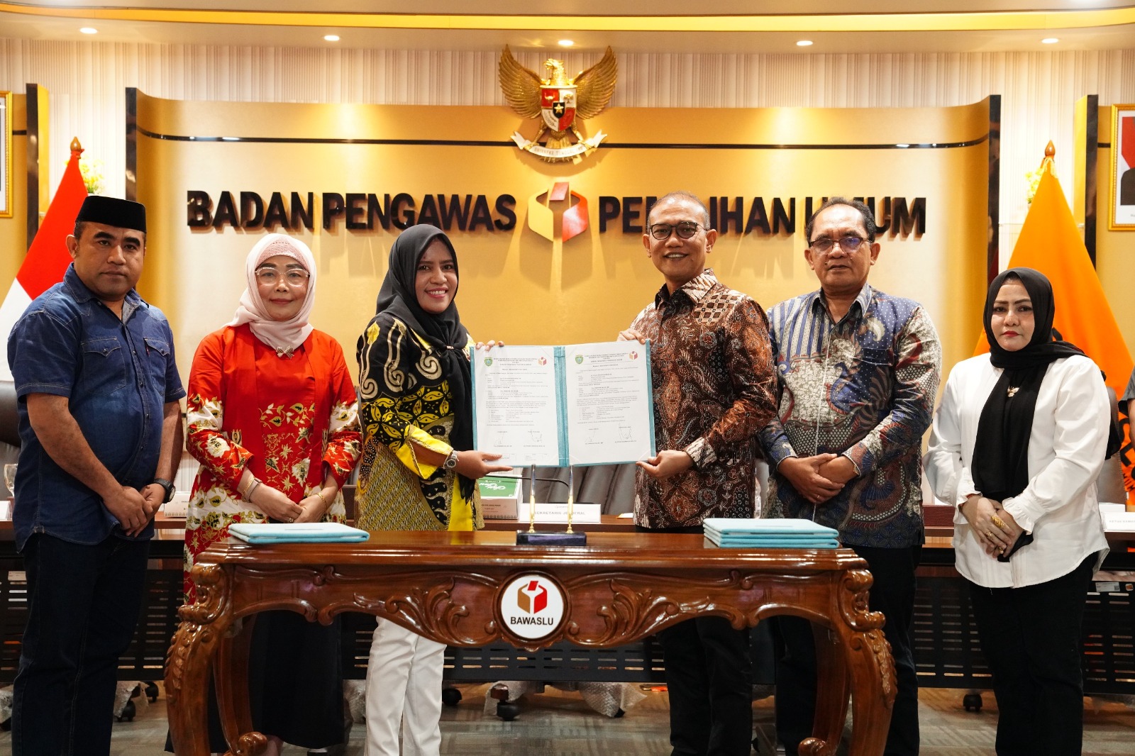 Bawaslu menerima Naskah Perjanjian Hibah Daerah (NPHD) berupa hibah tanah dari Pemerintah Kabupaten Kepulauan Sula, di Gedung Bawaslu, Jumat (24/7/2026). Foto: Pemberitaan dan Publikasi Bawaslu RI