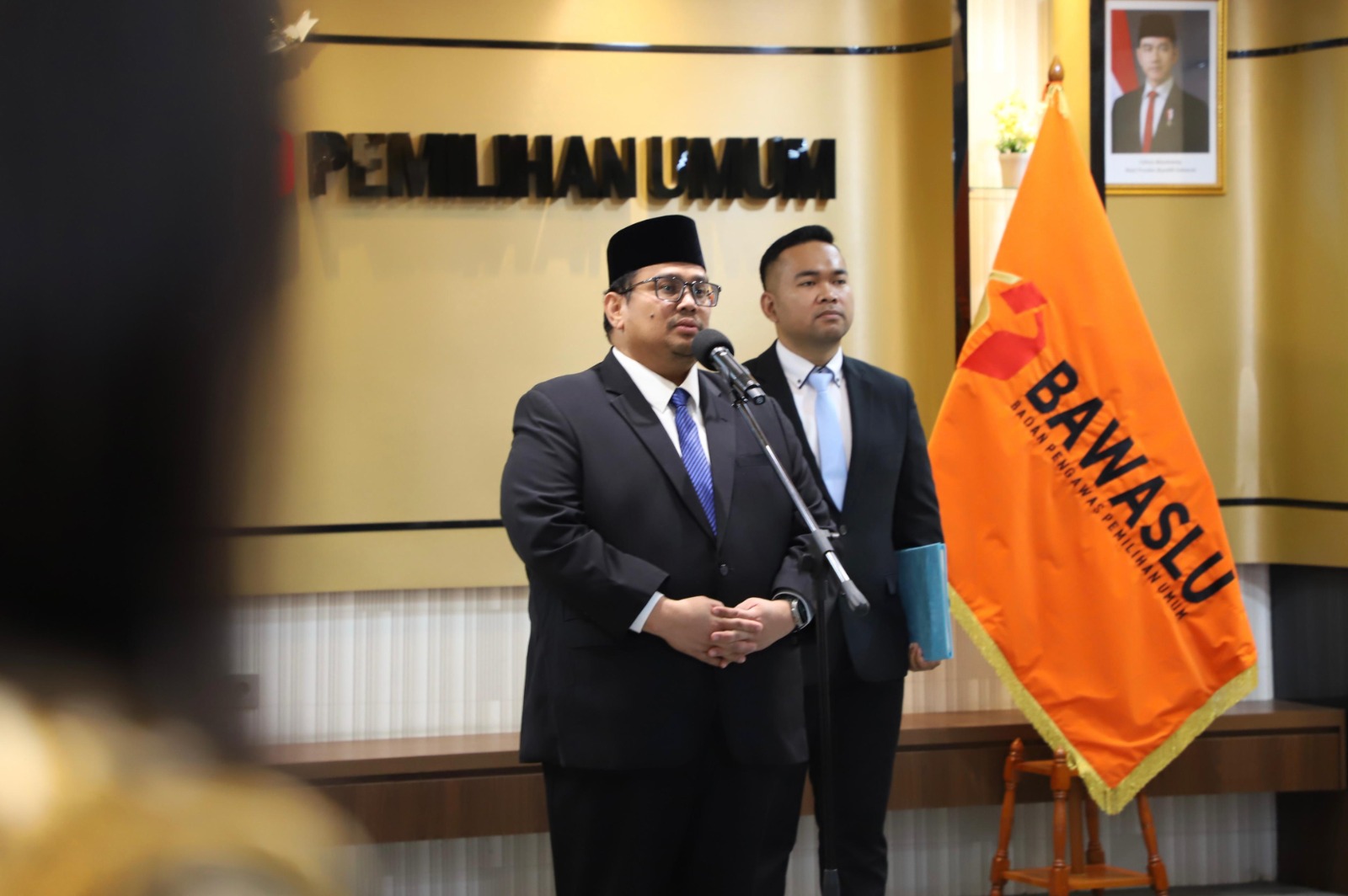Ketua Bawaslu Rahmat Bagja saat Pelantikan dan Pengambilan Sumpah/Janji Pengganti Antarwaktu (PAW) Calon Anggota Bawaslu Provinsi Sisa Masa Jabatan 2022–2027 dan Calon Anggota Bawaslu Kabupaten Sisa Masa Jabatan 2023–2028 di Jakarta, Senin (27/7/2026).