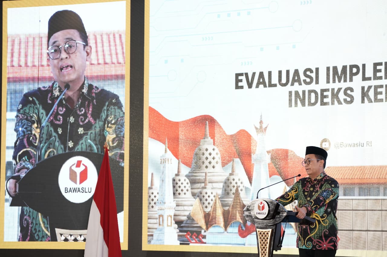 Anggota Bawaslu Puadi saat menyampaikan sambutannya Evaluasi Implementasi dan Kualitas Data Indeks Kerawanan Pemilu (IKP) 2024 di Jakarta, Selasa malam, (28/7/2026).