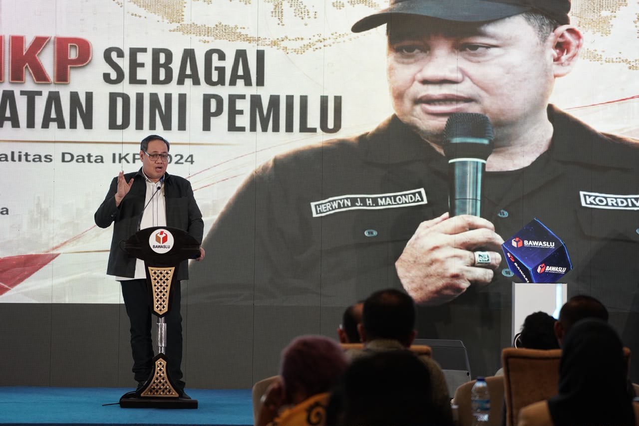Anggota Bawaslu Herwyn J.H. Malonda saat memberi sambutan pada Evaluasi Implementasi dan Kualitas Data Indeks Kerawanan Pemilu (IKP) 2024 di Jakarta, Selasa malam, (28/7/2026).