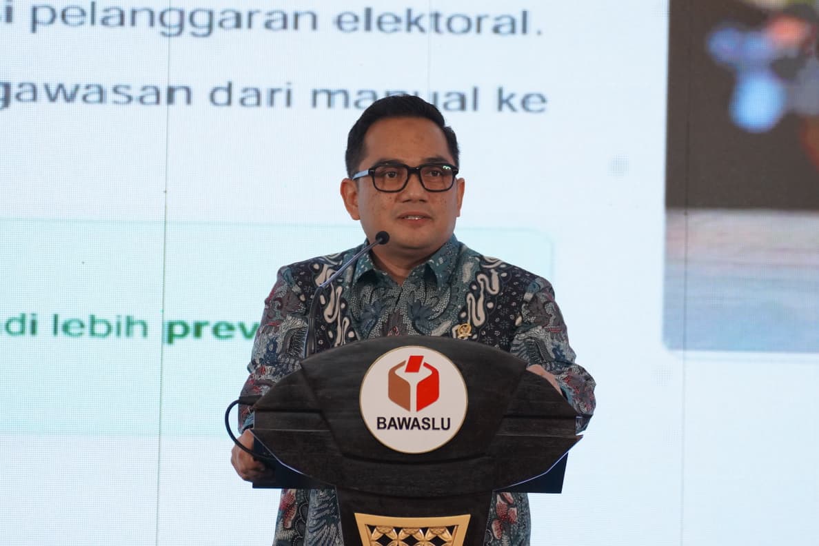 Ketua Komisi II DPR RI Muhammad Rifqinizamy Karsayud saat memberikan sambutannya dalam Evaluasi Implementasi dan Kualitas Data Indeks Kerawanan Pemilu (IKP) 2024 di Jakarta, Selasa malam, (28/7/2026).