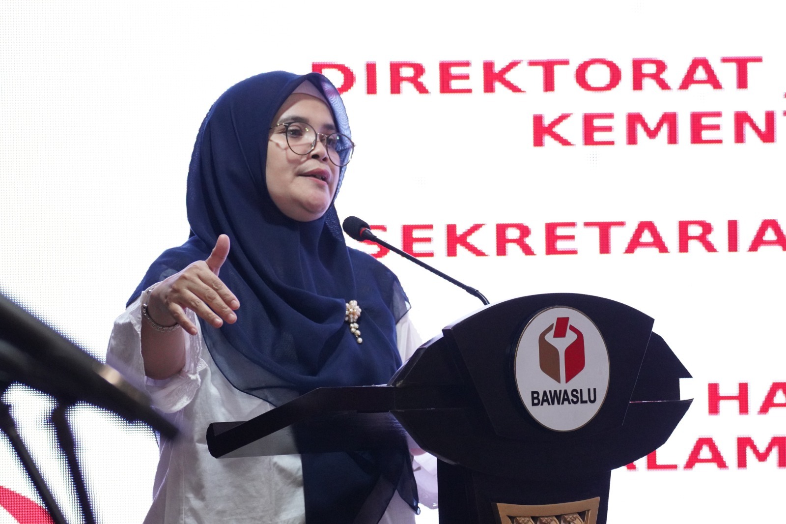 Anggota Bawsslu Lolly Suhenty memberikan sambutan dalam penandatanganan kerja sama Bawaslu dan Dukcapil di Jakarta, Jumat (31/7/2026).