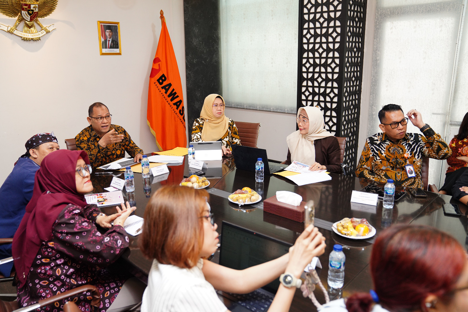 Anggota Bawaslu Totok Hariyono (kedua dari kiri) saat menerima audiensi dari Komisi Nasional Anti Kekerasan terhadap Perempuan (Komnas Perempuan), di Jakarta, Jumat (7/8/2026).
