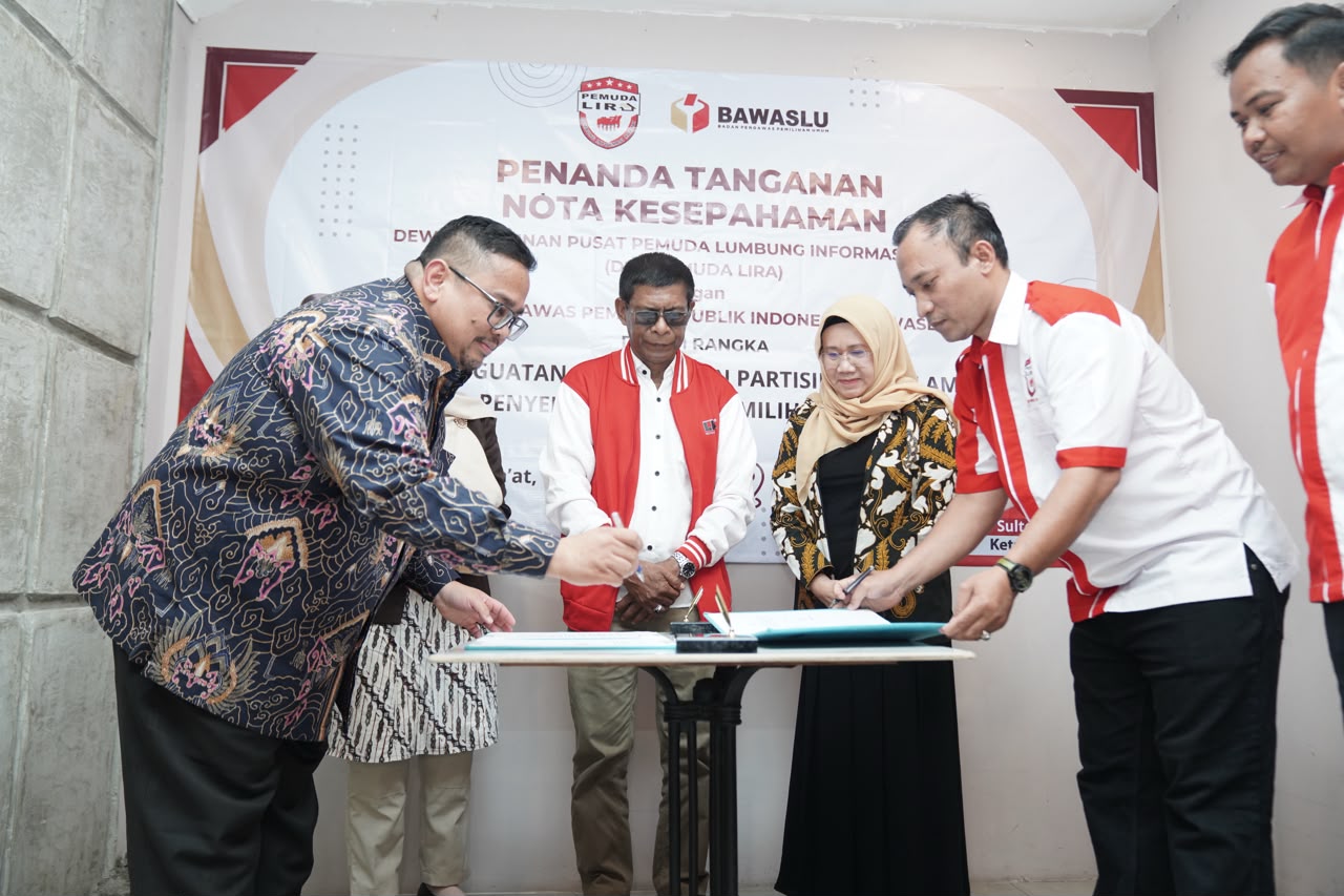Ketua Bawaslu Rahmat Bagja (kiri) saat Penandatanganan Nota Kesepahaman Bawaslu dan Pemuda LIRA di Jakarta, Jumat (7/8/2026).