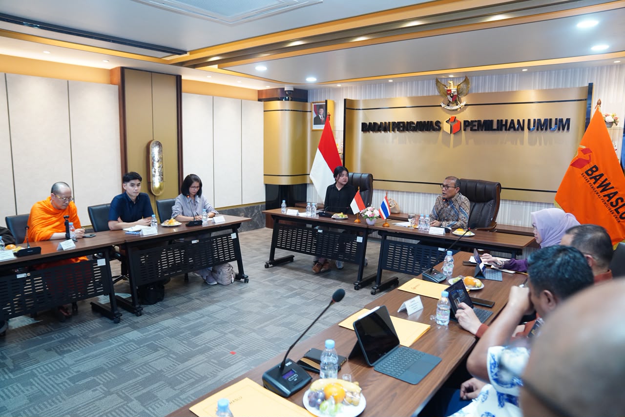 Bawaslu menerima kunjungan organisasi pemantau pengawas pemilu Thailand dalam Audiensi Daybreaker Network Thailand, dan Komisi Untuk Orang Hilang dan Korban Tindak Kekerasan (Kontras) di Gedung Bawaslu Thamrin 14, Jakarta. Jumat (14/8/2026).
