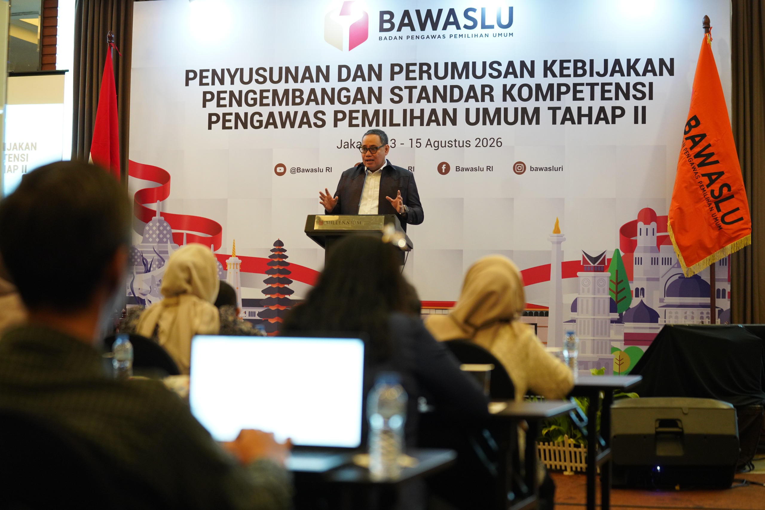 Anggota Bawaslu Herwyn JH Malonda dalam kegiatan Penyusunan dan Perumusan Kebijakan Pengembangan Standar Kompetensi Pengawas Pemilihan Umum Tahap 2, di Jakarta, Jumat (14/8/2026).