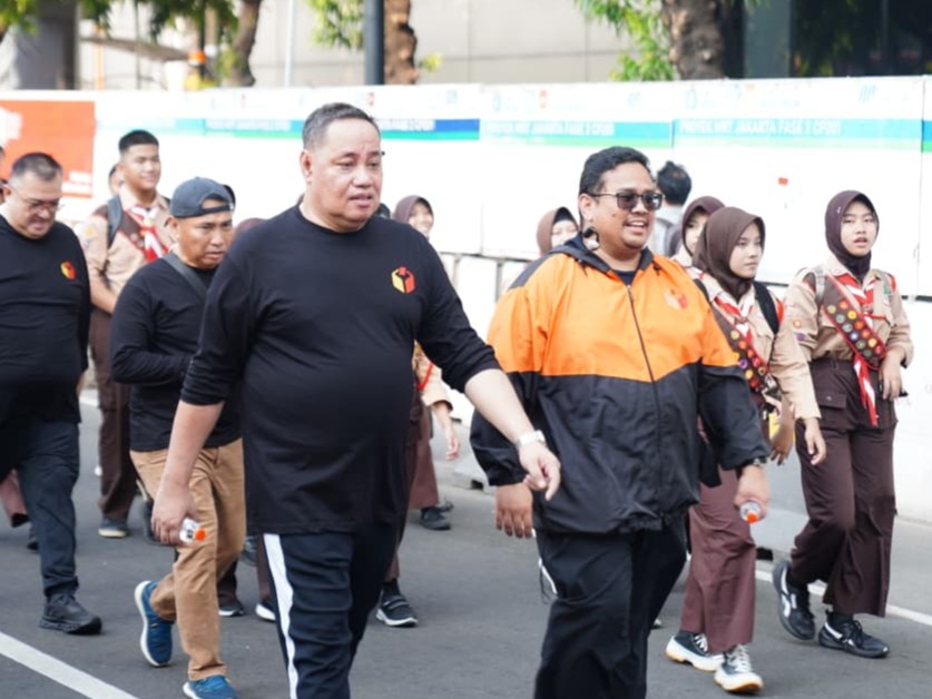 Anggota Bawaslu Herwyn JH Malonda dalam kegiatan Jalan Sehat dalam Rangka Jumat Sehati Jumpa Berlian di Jakarta, Minggu (2/8/2026).