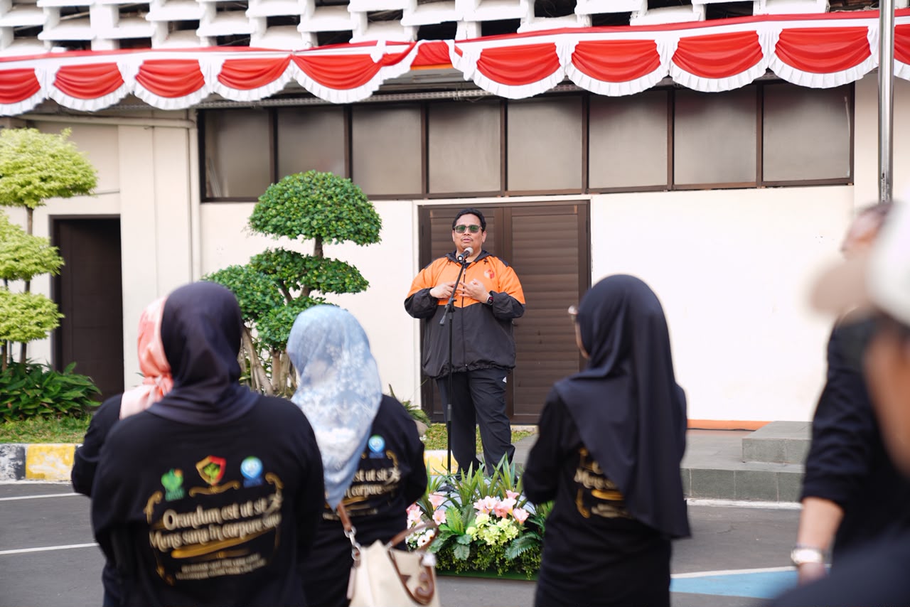 Ketua Bawaslu Rahmat Bagja dalam seremonial pembukaan jalan sehat dalam rangka program Jumat Sehari dan Jumat Berlian di Jakarta, Minggu (2/8/2026).