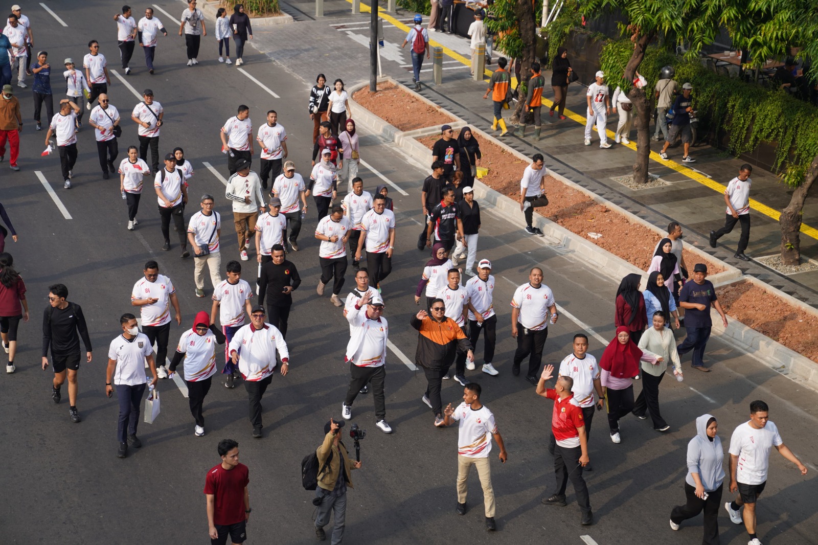 Jajaran Bawaslu melaksanakan kegiatan jalan sehat di Jalan M.H. Thamrin, Jakarta, Minggu (16/8/2026)