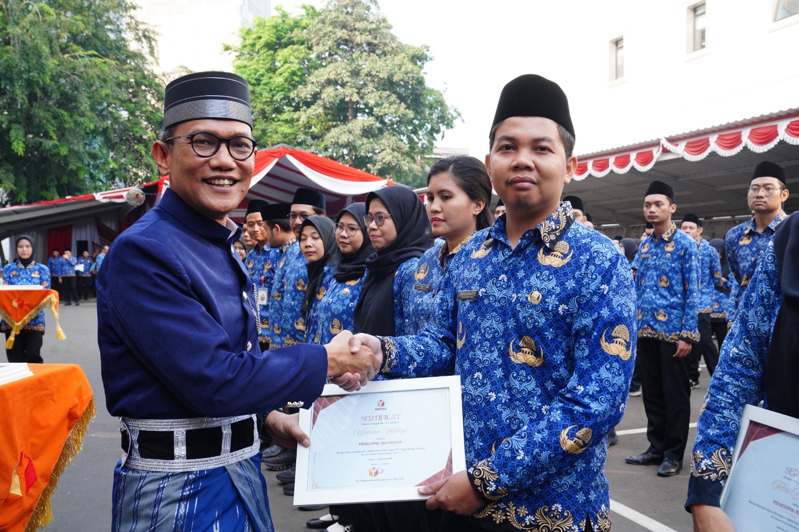 Sekretaris Jenderal Bawaslu Ferdinand Eskol Tiar Sirait saat memberikan beasiswa secara simbolis, pada rangkaian peringatan HUT ke-81 Kemerdekaan RI di lingkungan Bawaslu RI, di Jakarta, Senin (17/8/2026)