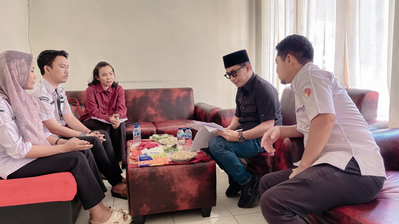 Anggota Bawaslu Provinsi Lampung, Hamid Badrul Munir, menegaskan pentingnya penyampaian seluruh hasil temuan dalam pelaksanaan Pemutakhiran Data Pemilih Berkelanjutan (PDPB) Triwulan II Tahun 2026 oleh Bawaslu Kabupaten/Kota se-Provinsi Lampung. Hal tersebut disampaikan Hamid saat berada di Sekretariat Bawaslu Kabupaten Lampung Timur, Rabu (1/7).