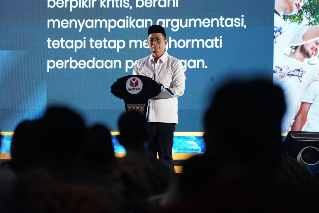 Anggota Bawaslu Puadi saat membuka Kompetisi Debat Penegakan Hukum Pemilu VI Tahun 2026 Tahapan Regional di Jakarta, Rabu (19/8/2026).