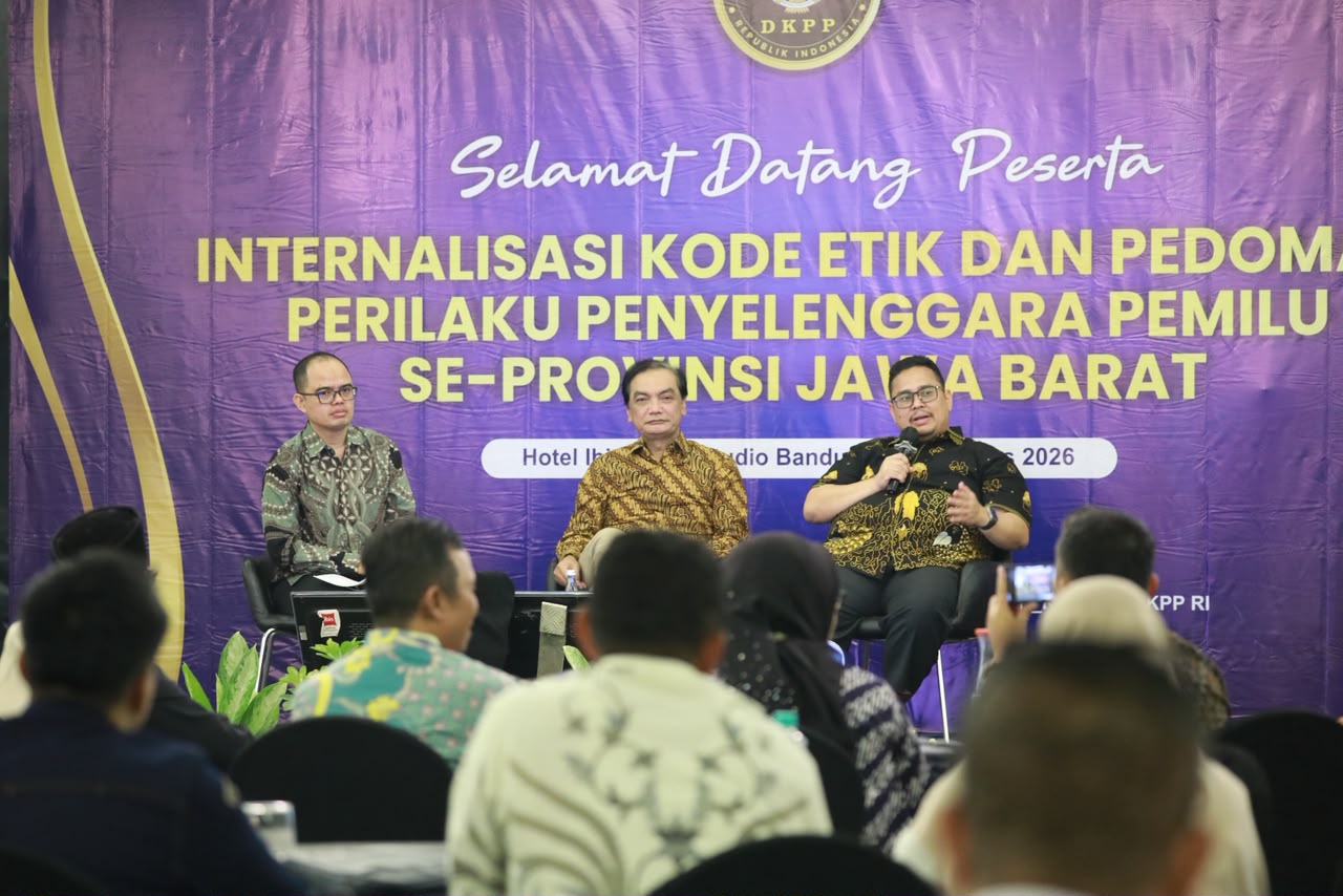 Ketua Bawaslu, Rahmat Bagja, saat menjadi narasumber di kegiatan Internalisasi Kode Etik dan Pedoman Perilaku Penyelenggara Pemilu, di Bandung, Rabu (19/8/2026).