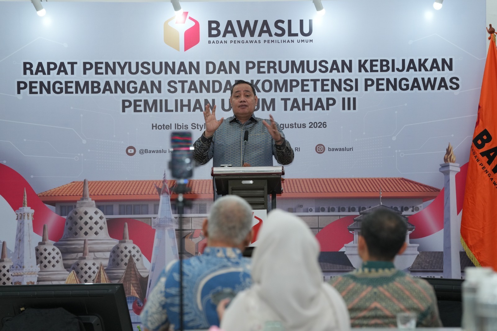 Anggota Bawaslu Herwyn J.H. Malonda saat membuka Rapat Penyusunan dan Perumusan Kebijakan Pengembangan Standar Kompetensi Pengawas Pemilihan Umum Tahap III di Jakarta, Kamis (20/8/2026).