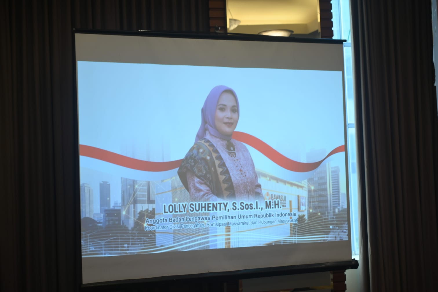 Anggota Bawaslu Lolly Suhenty dalam layar saat membuka Evaluasi Efektivitas Strategi Pencegahan Pelanggaran Pemilu dan Pemilihan 2024 secara daring, Senin (24/8/2026).
