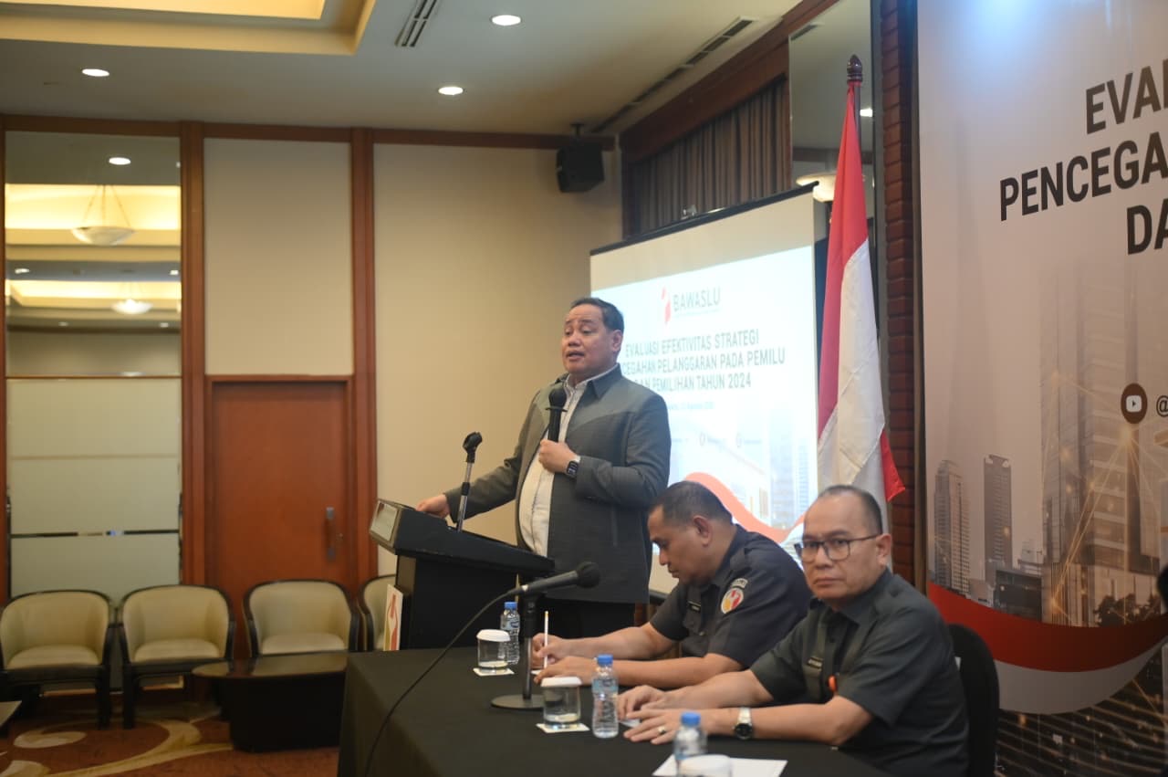 Anggota Bawaslu Herwyn JH Malonda saat menutup kegiatan Evaluasi Efektivitas Strategi Pencegahan Pelanggaran Pemilu dan Pemilihan, di Jakarta, Senin, (24/8/2026).