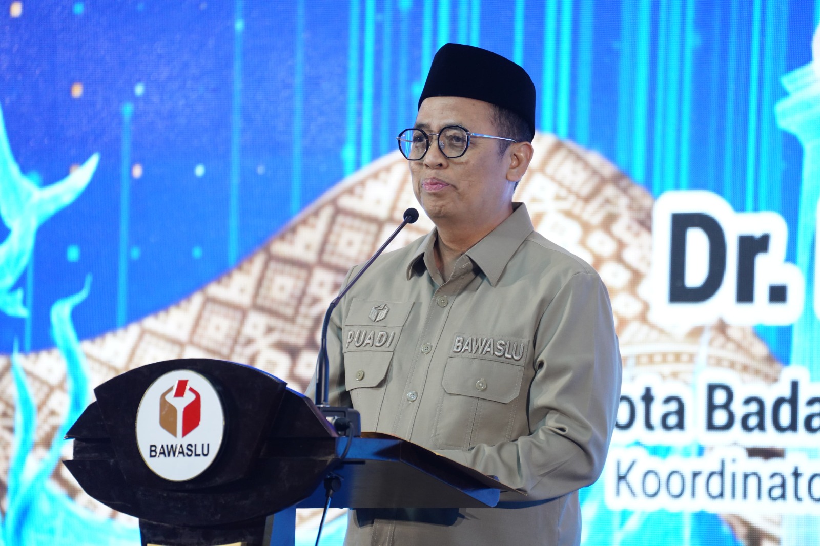 Anggota Bawaslu Puadi saat menutup kegiatan Debat Penegakan Hukum Pemilu Regional di Jakarta, Senin malam, (24/8/2026).