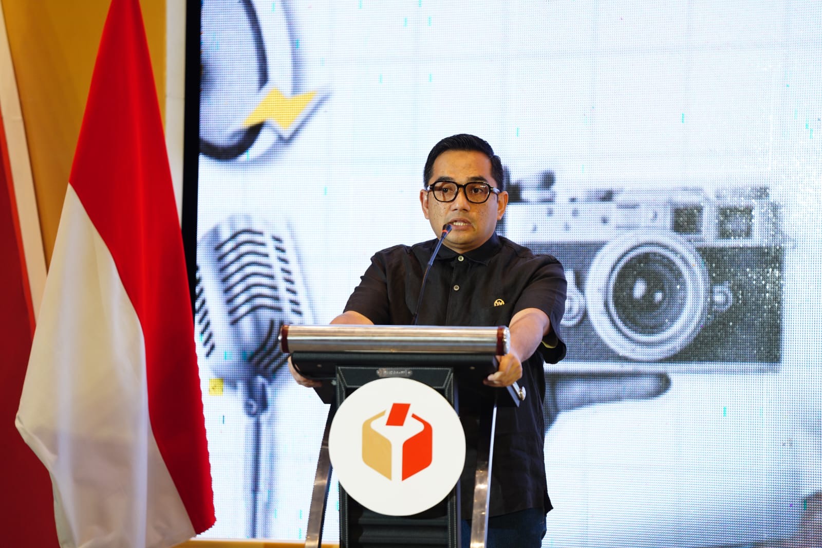 Ketua Komisi II DPR Rifqinizamy Karsayuda saat menjadi keynote speech Evaluasi Kebijakan Publikasi dan Pemberitaan Bawaslu pada Masa Non Tahapan Pemilu di Surabaya, Jawa Timur, Selasa (25/8/2026).