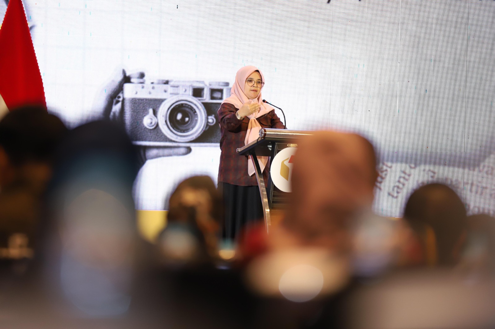 Anggota Bawaslu Lolly Suhenty saat membuka Evaluasi Kebijakan Publikasi dan Pemberitaan Bawaslu pada Masa Nontahapan Pemilu di Surabaya, Senin (25/8/2026).