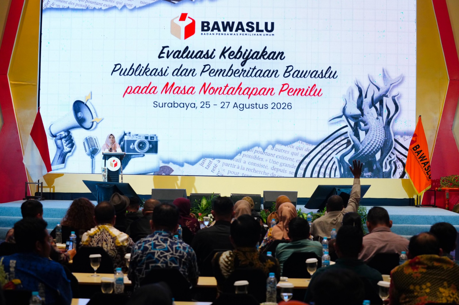 Anggota Bawaslu Lolly Suhenty saat menutup Evaluasi Kebijakan Publikasi dan Pemberitaan Bawaslu pada Masa Nontahapan Pemilu di Surabaya, Rabu (26/8/2026).