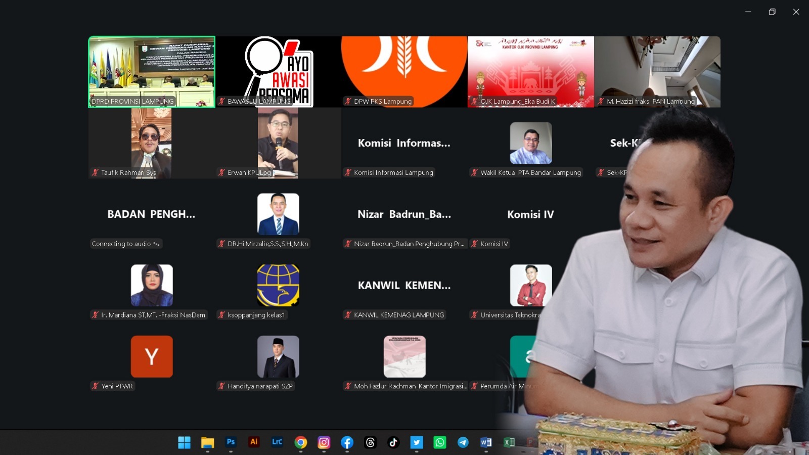 Ketua Bawaslu Provinsi Lampung, Iskardo P. Panggar, menghadiri Rapat Paripurna DPRD Provinsi Lampung dalam rangka Penyampaian Hasil Kerja Panitia Khusus (Pansus) Pembahasan terhadap Laporan Hasil Pemeriksaan (LHP) atas Laporan Keuangan Pemerintah Provinsi Lampung Tahun Anggaran 2025. Kegiatan tersebut diikuti secara daring melalui Zoom Meeting pada Selasa (7/7).