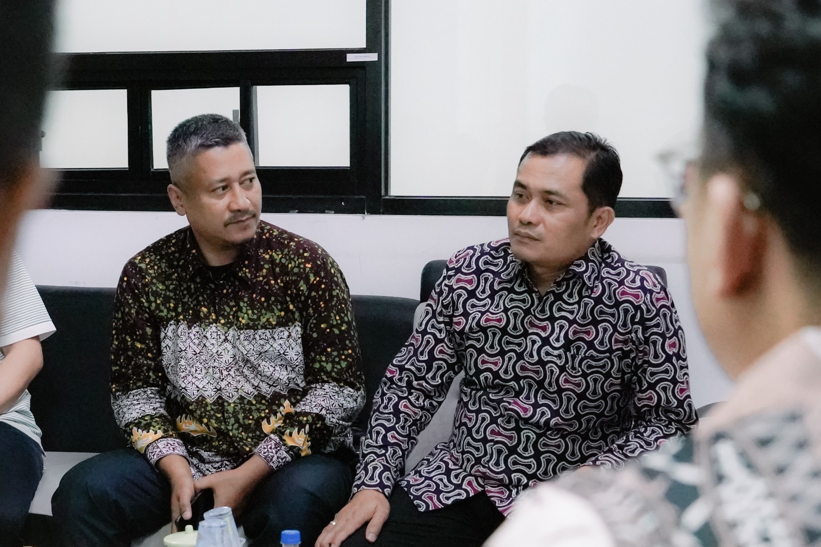 Bawaslu Provinsi Lampung terus memperkuat kolaborasi dengan perguruan tinggi dalam rangka meningkatkan literasi demokrasi dan kepemiluan di kalangan mahasiswa. Salah satu upaya tersebut diwujudkan melalui kegiatan pembinaan dan pendampingan kepada mahasiswa Fakultas Syariah UIN Raden Intan Lampung yang akan mengikuti Lomba Debat Hukum Tata Negara dan Kepemiluan. Kegiatan pembinaan dan pendampingan tersebut berlangsung di Kantor Bawaslu Provinsi Lampung pada Kamis (9/7). 