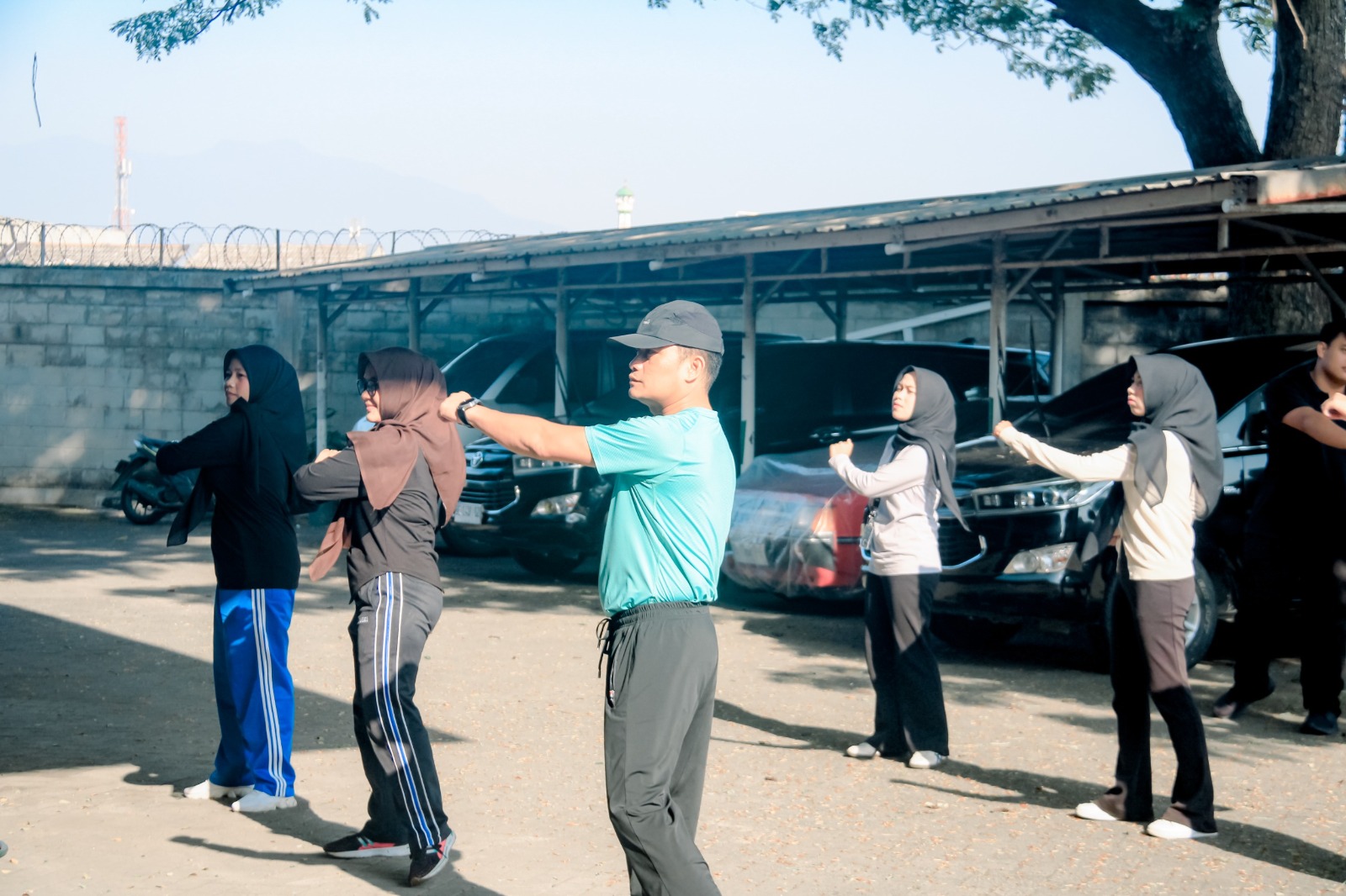 Badan Pengawas Pemilihan Umum (Bawaslu) Provinsi Lampung melaksanakan kegiatan senam bersama dalam rangka program Jumat Sehati dan Jumpa Berlian di halaman Kantor Bawaslu Provinsi Lampung pada Jumat (10/07).