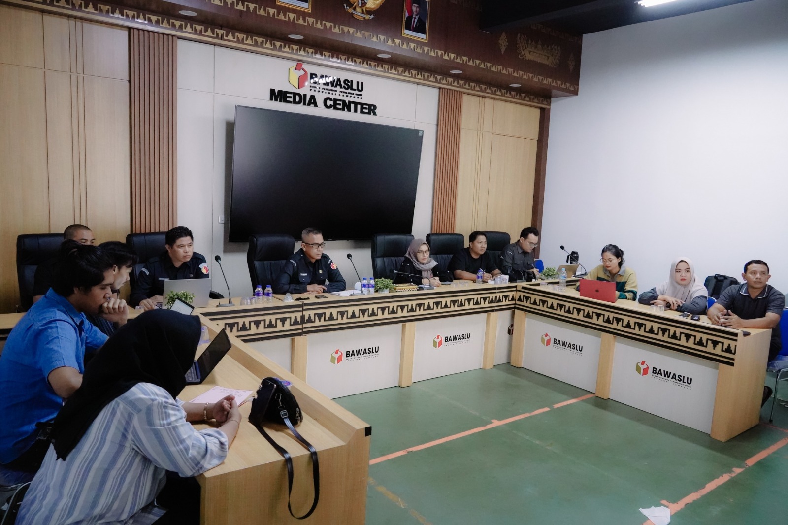 Bawaslu Provinsi Lampung terus memperkuat komitmennya dalam mendukung peningkatan kapasitas generasi muda, khususnya di bidang kepemiluan dan penegakan hukum pemilu. Komitmen tersebut diwujudkan melalui koordinasi bersama Tim Debat Fakultas Hukum Universitas Bandar Lampung (UBL) dalam rangka persiapan mengikuti tahapan seleksi Kompetisi Debat Penegakan Hukum Pemilu VI Tahun 2026 yang diselenggarakan oleh Bawaslu Republik Indonesia. Kegiatan koordinasi tersebut dilaksanakan di Kantor Bawaslu Provinsi Lampung