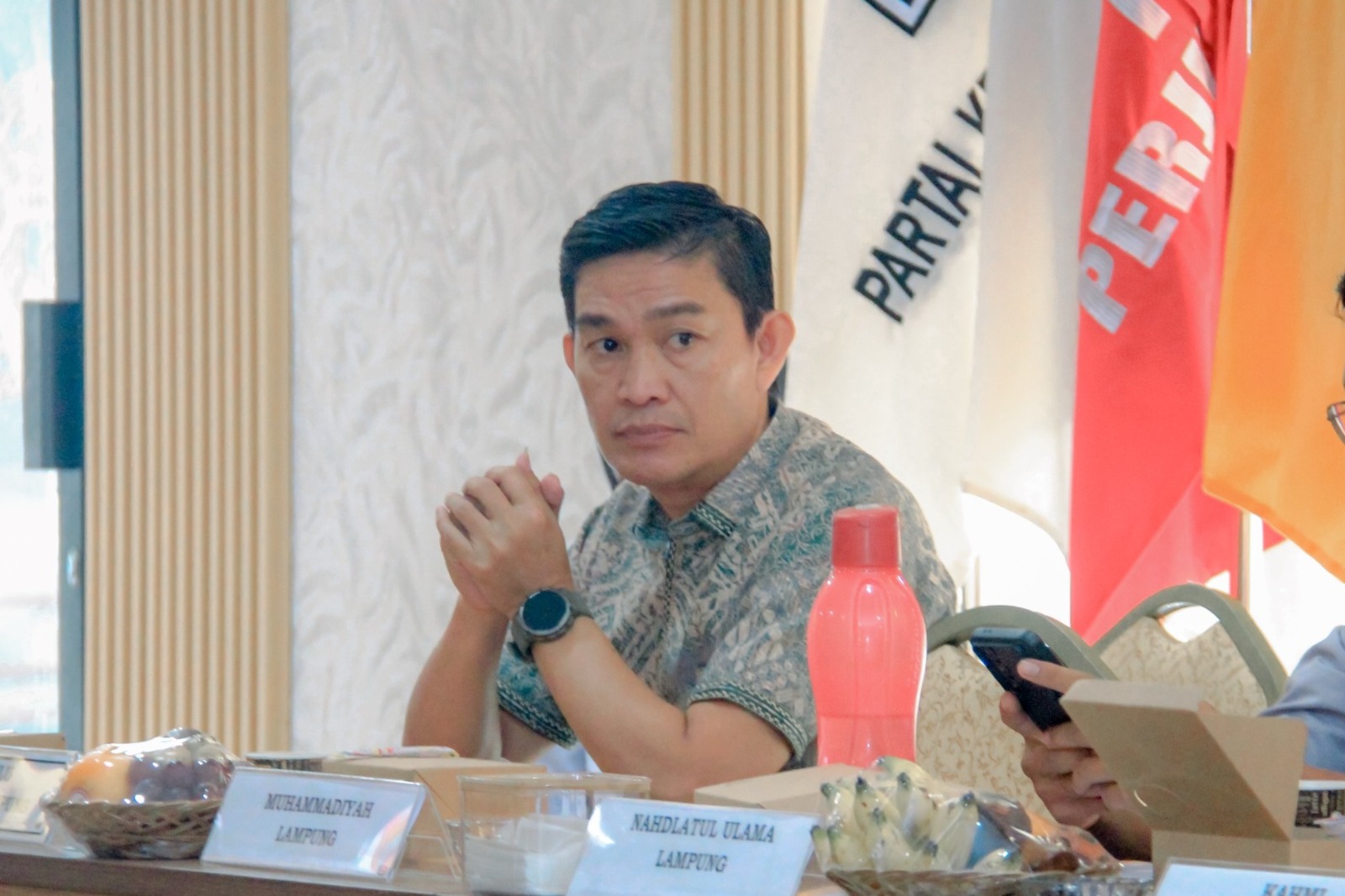 Anggota Bawaslu Provinsi Lampung, Gistiawan, menghadiri Forum Konsultasi Publik (FKP) Penyusunan Standar Pelayanan Pejabat Pengelola Informasi dan Dokumentasi (PPID) yang diselenggarakan di Aula Kantor KPU Provinsi Lampung, Kamis (16/07).