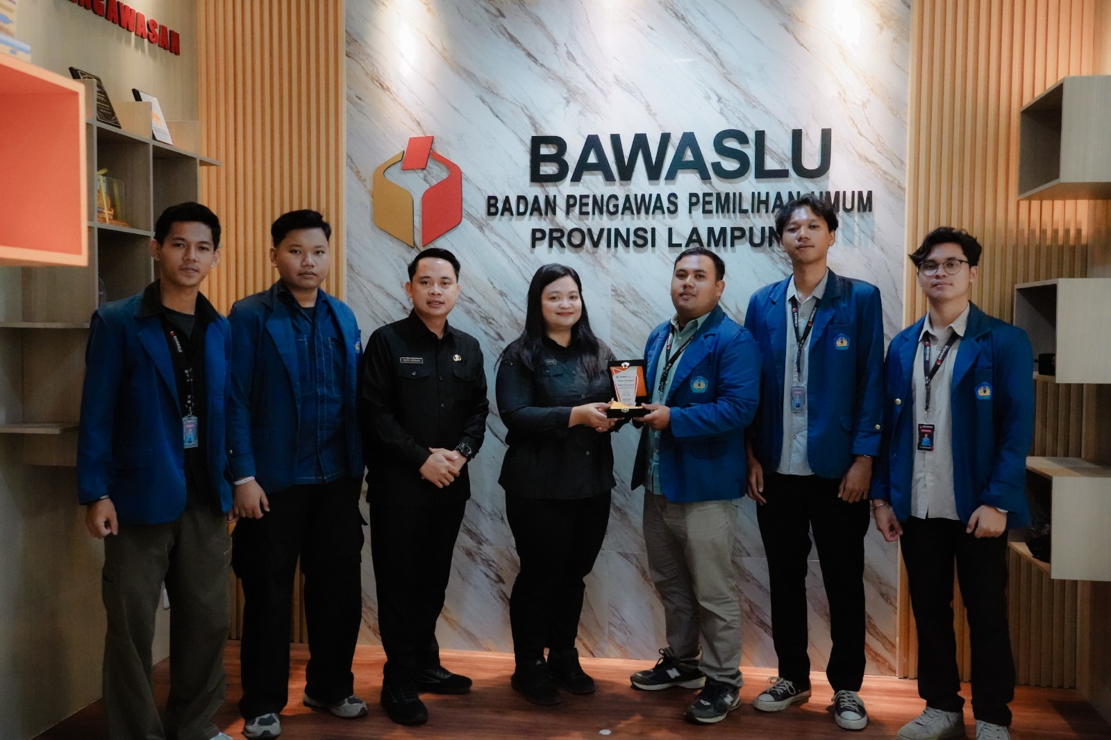 Badan Pengawas Pemilihan Umum (Bawaslu) Provinsi Lampung secara resmi melepas mahasiswa Fakultas Ilmu Sosial dan Ilmu Politik (FISIP) Universitas Lampung (Unila) yang telah menyelesaikan program Magang dan Praktik Kerja Lapangan (PKL) di lingkungan Bawaslu Provinsi Lampung. Kegiatan pelepasan tersebut berlangsung di Kantor Bawaslu Provinsi Lampung, Senin (20/07).