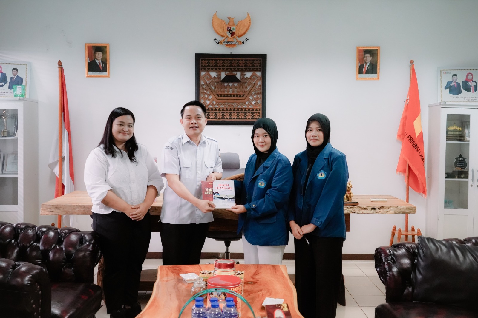 Badan Pengawas Pemilihan Umum (Bawaslu) Provinsi Lampung secara resmi melepas mahasiswa Fakultas Hukum Universitas Lampung (Unila) yang telah melaksanakan program magang di Kantor Bawaslu Provinsi Lampung, Rabu (22/7). 