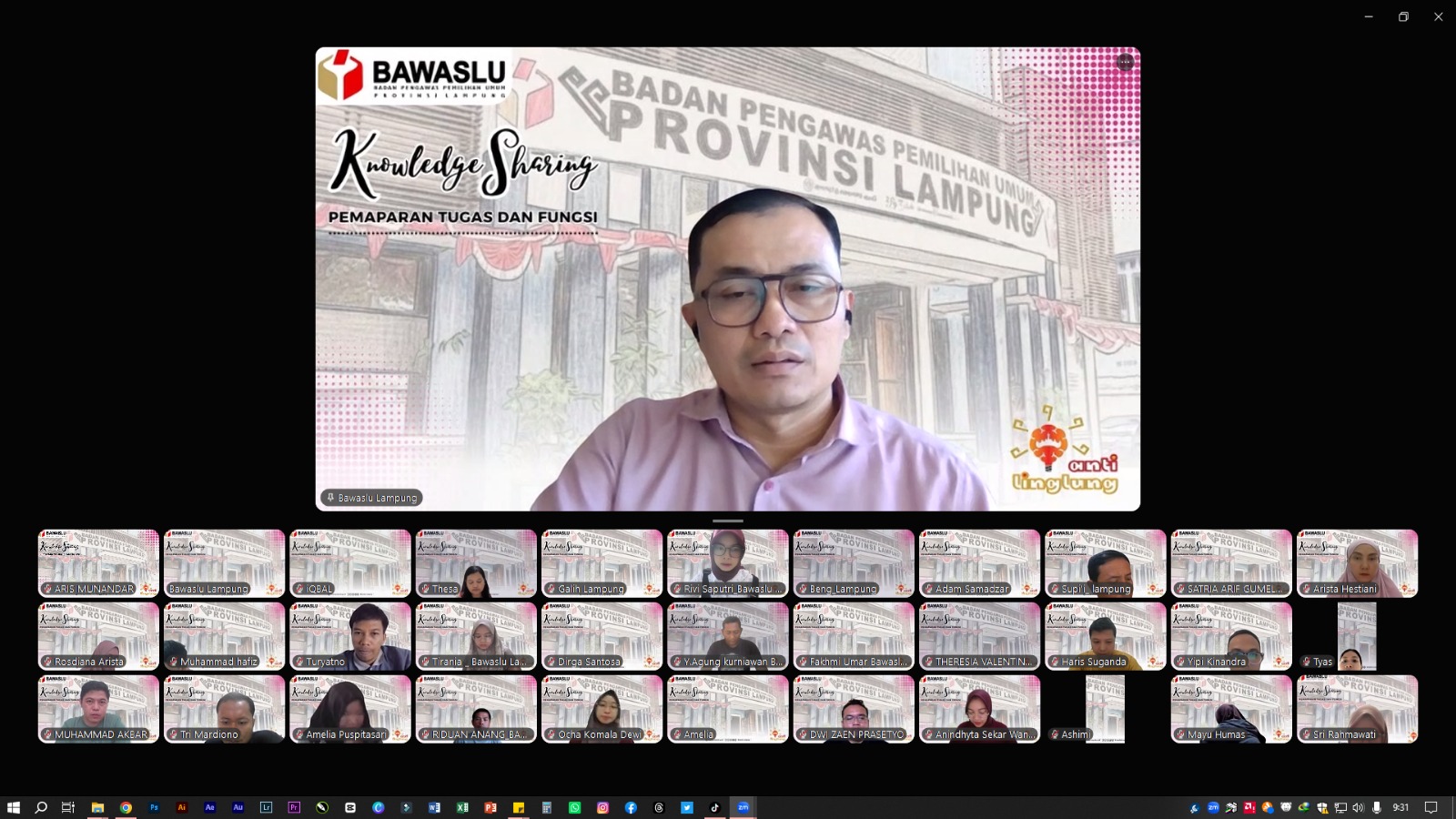 Plt. Kepala Sekretariat Bawaslu Provinsi Lampung Achmad Sutiono saat memberikan arahan dalam kegiatan Knowledge Sharing yang diselenggarakan Bawaslu Provinsi Lampung secara daring melalui Zoom Meeting, Jumat (30/10/2026).