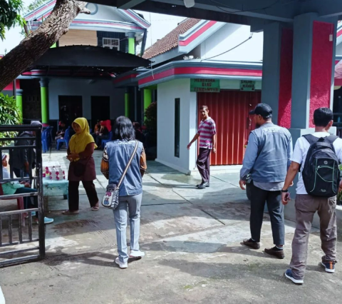 Anggota Bawaslu Kota Metro Maria Kristina saat melaksanakan pengawasan
