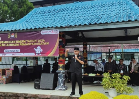 Anggota Bawaslu Kota Metro Hendro Edi Saputro saat menyampaikan materi