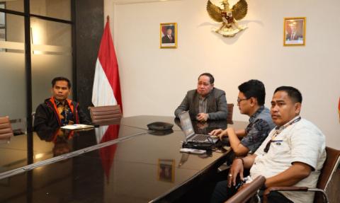 Anggota Bawaslu Herwyn JH Malonda memberikan arahan dalam rapat Pembahasan Edaran Panduan Desain Arsitektural dan Dokumen Pengelolaan Lingkungan Kantor Bawaslu Provinsi, Kabupaten, dan Kota di Gedung Bawaslu, Kamis (5/3/2026)