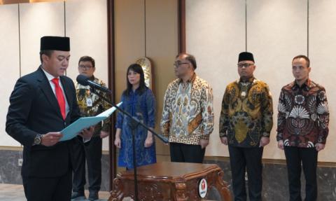 Ketua Bawaslu Rahmat Bagja saat melantik anggota Bawaslu kabupaten hasil pergantian antarwaktu (PAW), Jumat (6/3/2026). Foto: Pemberitaan dan Publikasi Bawaslu RI.