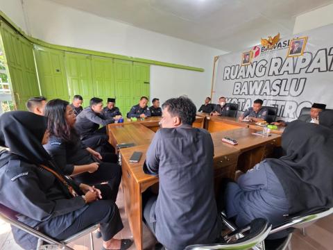 Foto saat rapat rutin evaluasi mingguan