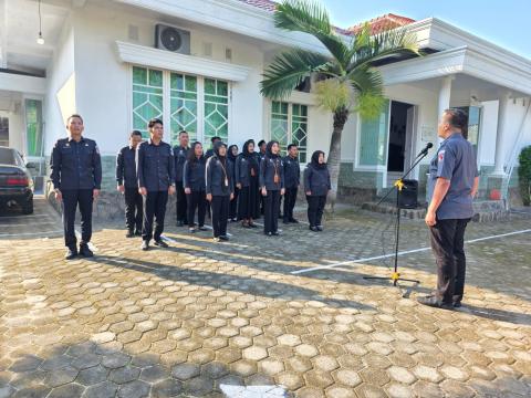 Foto saat pelaksanaan apel rutin mingguan (Senin 08/06)