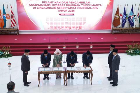 Sekretaris Jenderal Bawaslu Ferdinand Eskol Tiar Sirait saat menjadi saksi pelantikan pejabat pimpinan tinggi di lingkungan Komisi Pemilihan Umum (KPU) RI. Pelantikan berlangsung di Gedung KPU RI, Jakarta, Rabu (26/8/2026).